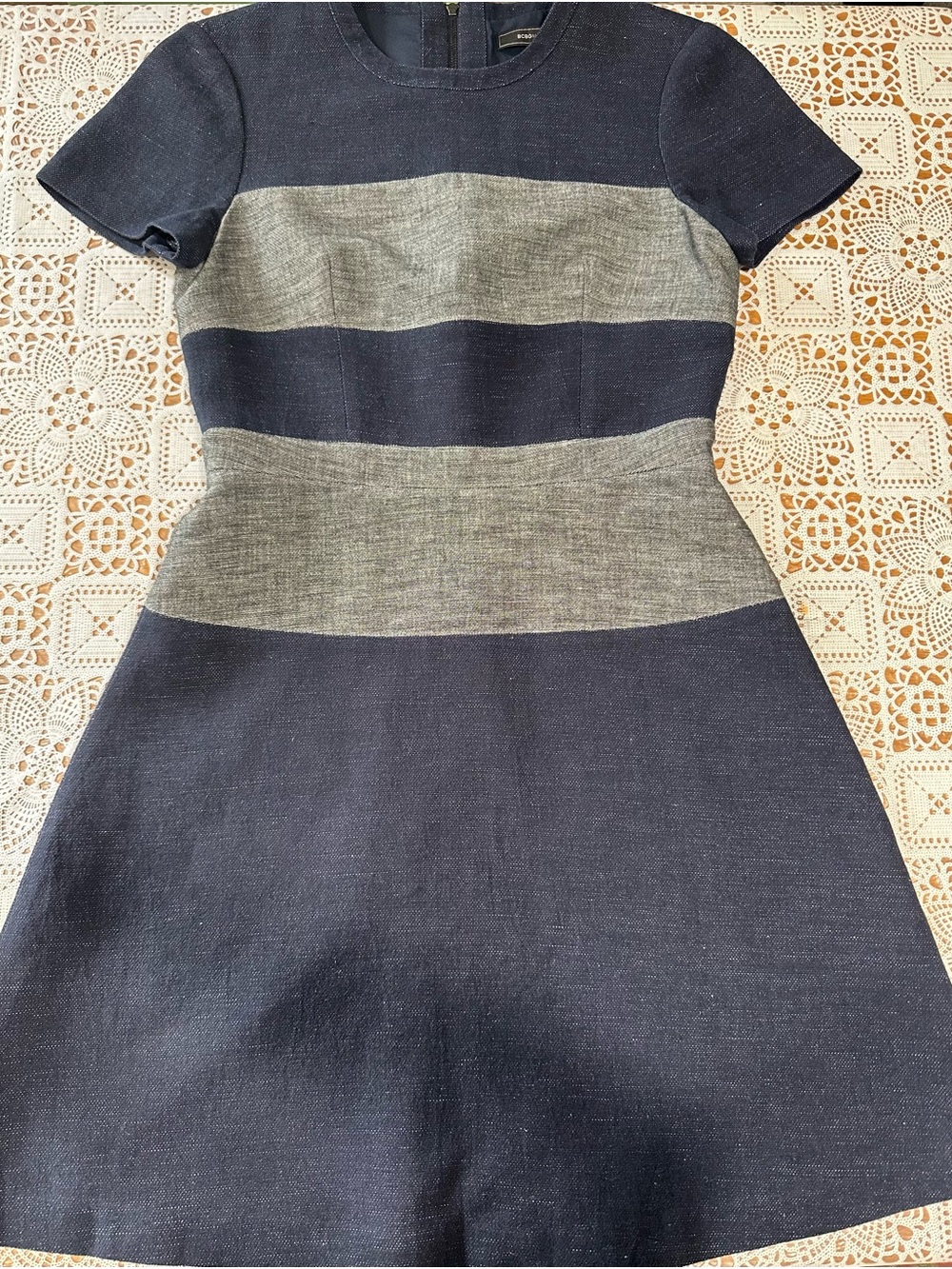 BCBG Max Azria Dress Women’s Size 4 Navy Gray Striped Sheath Career Workwear